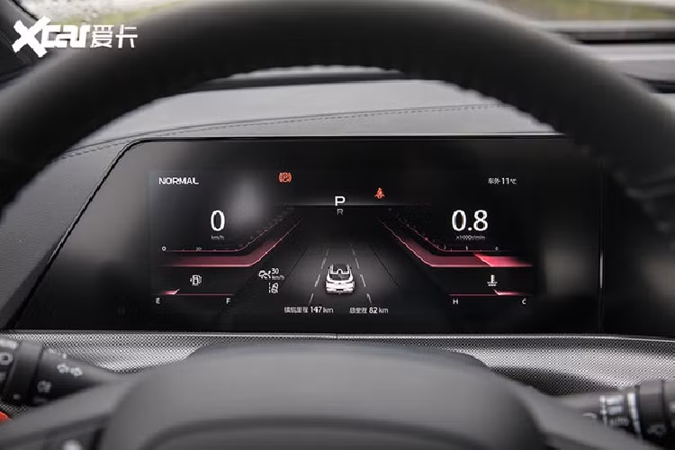 ChangAn Uni-T ra mắt với hai phiên bản: bản tiêu chuẩn dùng hệ dẫn động cầu trước và bản Sport dùng hệ dẫn động 4 bánh toàn thời gian. Cả hai đều được trang bị động cơ tăng áp 1.5L, công suất 180 mã lực, mô-men xoắn 300 Nm, đi kèm hộp số ly hợp kép 7 cấp.