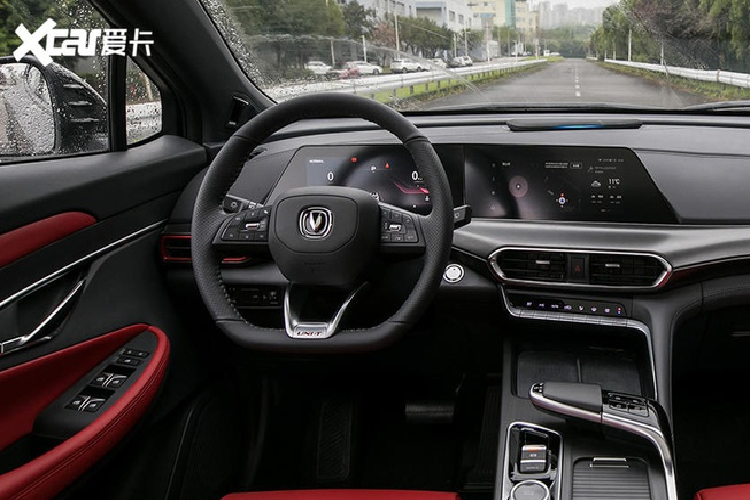 ChangAn cho biết đã tích hợp trên Uni-T trí thông minh nhân tạo, có tính năng nhận diện khuôn mặt và tình trạng sức khỏe của người lái. Bên cạnh đó, Uni-T còn được trang bị công nghệ tự lái cấp độ 3. Theo nhà sản xuất, xe có khả năng tự lái hoàn toàn trong điều kiện thành phố đông đúc.