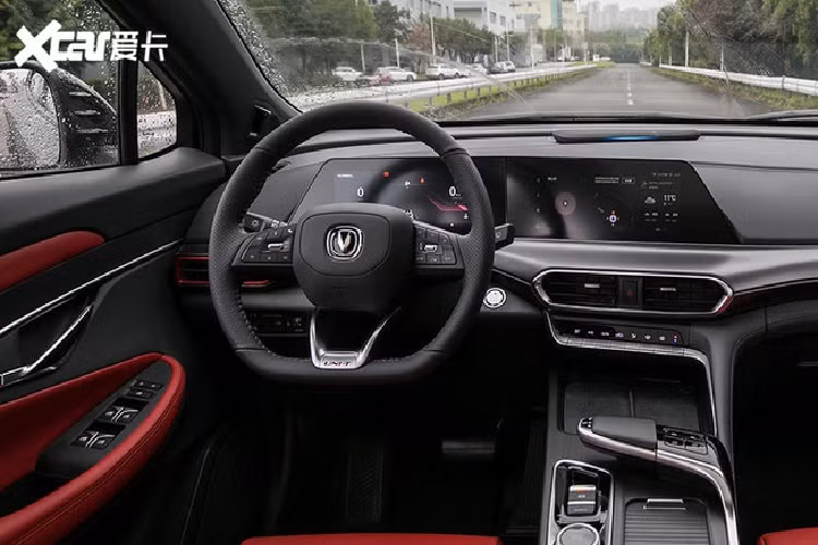 ChangAn cho biết đã tích hợp trên Uni-T trí thông minh nhân tạo, có tính năng nhận diện khuôn mặt và tình trạng sức khỏe của người lái. Bên cạnh đó, Uni-T còn được trang bị công nghệ tự lái cấp độ 3. Theo nhà sản xuất, xe có khả năng tự lái hoàn toàn trong điều kiện thành phố đông đúc.