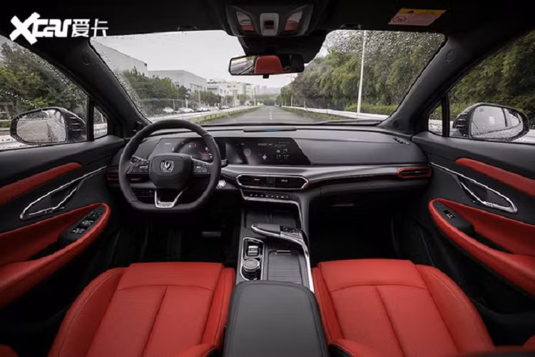 Thiết kế đuôi xe được chia khối với nhiều đường gân nổi, cánh lướt gió chia đôi trên nóc xe. Xe sử dụng ống xả kép đặt về hai bên cản sau. Phần đuôi xe của Uni-T có thiết kế khá giống với chiếc SUV Lexus RX. La-zăng được thiết kế đa chấu.