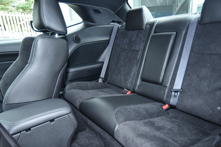 Điểm nổi bật nhất 2 bên thân xe chính là đường gân dập nổi kéo dài từ đèn pha ra đèn hậu. Đây là điểm nhấn đã tồn tại trên các thế hệ của Dogdge Challenger. Tâm điểm ở đuôi xe chắc chắn lf cụm đèn hậu dạng LED hình chữ nhật, chính giữa là dòng chữ Dogdge màu đen. Cánh lướt gió gắn cố định, tích hợp camera lùi, ống xả đơn đặt đối xứng 2 bên.