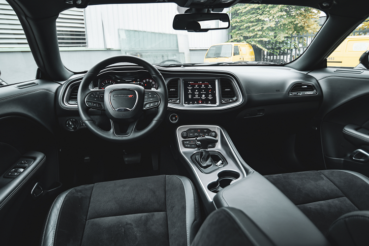 Về mặt kích thước, Dogdge Challenger vẫn giữ được thân xe dài truyền thống dù chỉ có 2 cửa. Cụ thể, xe dài 5.027 mm, chiều dài trục cơ sở 2.951 mm với phần đầu và đuôi đều thiết kế dài. Chiếc Challenger GT đầu tiên về Việt Nam dùng mâm 19 inch 5 chấu kép sơn đen. Đầu xe nổi bật với lưới tản nhiệt và cặp đèn pha tròn như mắt mèo đặt thụt vào trong. Phía trước có cụm radar cho hệ thống ga tự động thích ứng, đèn sương mù dạng gương cầu cản trước màu đèn bè rộng.