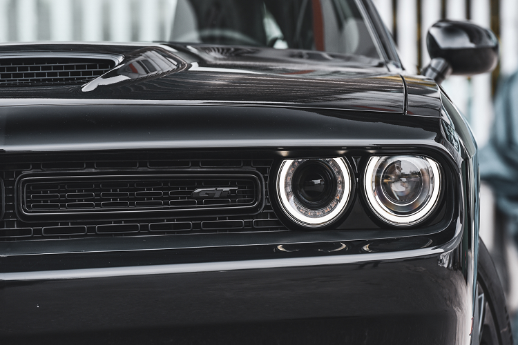 Không chỉ giữ lại động cơ hút khí tự nhiên vốn quen thuộc với những người đam mê dòng xe cơ bắp Mỹ, thiết kế của Dogdge Challenger GT 2020 cũng mang đậm âm hưởng cổ điển. Tổng thể Dogdge Challenger GT đời mới nhất vẫn có phong cách cơ bắp truyền thống của những thế hệ cách đây vài chục năm.