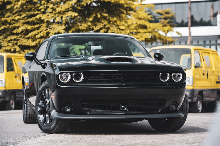 Nếu như Ford Mustang và Chevrolet Camaro cả đời cũ và đời mới đều được đưa về Việt Nam khá nhiều thì số lượng xe cơ bắp Dogdge Challenger xuất hiện tại Việt Nam chỉ đếm trên đầu ngón tay. Đây mới là chiếc Dogdge Challenger GT 2020 đầu tiên được nhập khẩu nguyên chiếc từ Mỹ về Việt Nam phục vụ nhu cầu của các dân chơi Việt.