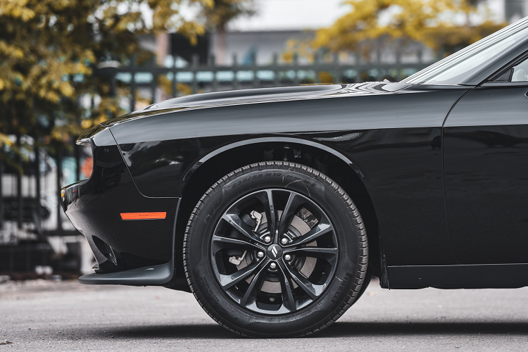 Ngoài ra, xe cũng sở hữu cửa sổ trời tuỳ chọn có giá 1.300 USD tại Mỹ. Do có chiều dài khá lớn, thế nên Dogdge Challenger GT 2020 có hàng ghế thứ 2 rộng hơn các đối thủ và chứa được 3 thay vì 2 như các mẫu xe cơ bắp Mỹ khác. Tại đây có bệ tì tay cơ động và được bọc da lộn kết hợp da trơn.