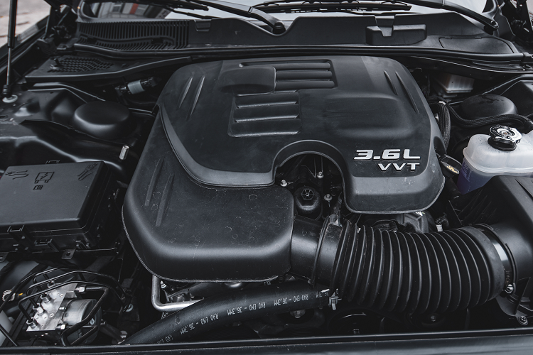 Phiên bản Dogdge Challenger tại Việt Nam hiện chủ yếu là dòng SRT Hellcat với động cơ mạnh mẽ và thiết kế hầm hố. Tuy nhiên, do thuế tiêu thụ đặc biệt tăng cao theo dung tích xi-lanh nên thời điểm hiện tại, hiếm có dân chơi nào chịu chi để chơi những phiên bản cao cấp này. Thế nhưng, nếu vẫn yêu thích dòng xe này, phiên bản GT với động cơ có dung tích xi-lanh nhỏ hơn, giá bán mềm hơn cũng là một lựa chọn không tồi.