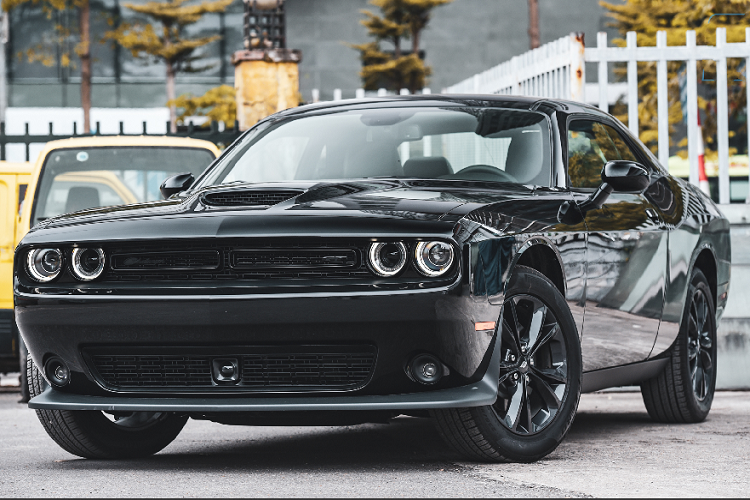 Dogdge Challenger GT 2020 mới đầu tiên về Việt Nam dùng động cơ V6 3.6L 24 van hút khí tự nhiên, sản sinh công suất tối đa 305 mã lực, mô-men xoắn cực đại 363 Nm, hộp số tự động 8 cấp, dẫn động AWD tuỳ chọn. Nếu như Ford Mustang và Chevrolet Camaro bản thấp đều dùng động cơ tăng áp thì Dogdge Challenger vẫn trung thành với động cơ hút khí tự nhiên, mang nhiều giá trị nguyên bản của dòng xe cơ bắp Mỹ.