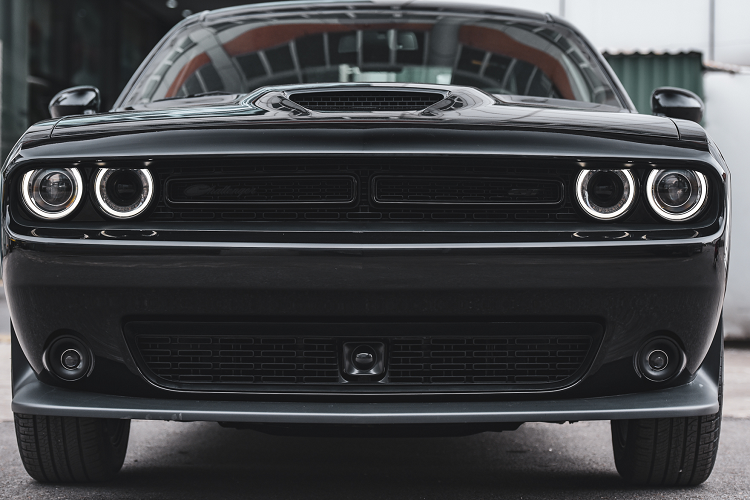 So với các đối thủ, Dogdge Challenger GT 2020 có trang bị tiện nghi và hiện đại hơn hẳn. Trung tâm cabin là màn hình cảm ứng 8,4 inch có đồ hoạ đẹp mắt, phản ứng nhanh nhạy. Màn hình này tích hợp hệ thống Sirius XM, camera lùi, tinh chỉnh ghế ngồi, đặc biệt là cài đặt chế độ Sport với các điều chỉnh ở vô-lăng, động cơ, bàn đạt ga và phanh, hệ thống treo, ...