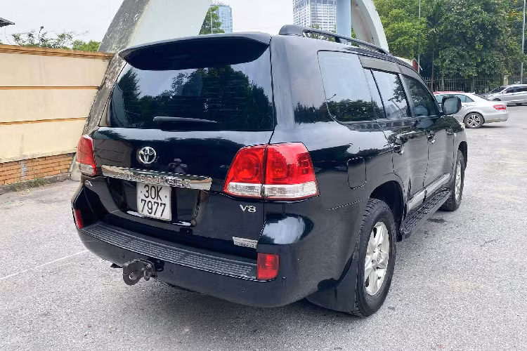 Là mẫu SUV full-size, nội thất Land Cruiser cung cấp chỗ ngồi rộng rãi cho 7 hàng khách với 3 hàng ghế. Tất cả ghế ngồi đều được bọc da cao cấp. Phiên bản máy dầu này được trang trí ốp gỗ, nội thất và vô lăng đa chức năng bọc da, nhưng không tích hợp nhiều nút bấm. Trang bị điều hòa tự động 2 vùng tự động độc lập với cửa gió cho hàng ghế thứ 3,… Nhìn chung, nội thất của Land Cruiser bản máy dầu này chỉ đáp ứng những tiện nghi vừa đủ dùng ở mức cơ bản. 