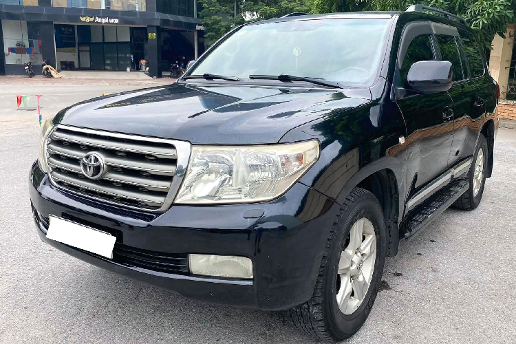 Cách đây không lâu, đã có một chiếc Toyota Land Cruiser cũ (200 Series) đời 2008 phiên bản máy dầu “GX-R” nhập Trung Đông được chào bán với giá ngót nghét gần 2 tỷ đồng. Trong khi đó, chiếc Toyota Land Cruiser (200 Series) đời 2007 phiên bản GX-R trong bài viết này được chào bán với giá 1,835 tỷ đồng, mức giá rẻ hơn một chút.