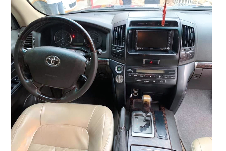 Bên dưới nắp ca-pô chiếc xe SUV Toyota Land Cruiser này là động cơ V8 dung tích 4.5L tăng áp (mã 1VD-FTV) cho công suất tối đa 260 mã lực tại 3.400 vòng/phút, và mô-men xoắn cực đại 650Nm có được tại ngay dải vòng tua rất thấp từ 1.600 - 2.600 vòng/phút nhờ đó mang lại sức kéo tối ưu cho chiếc SUV cỡ lớn. Sức mạnh được truyền xuống bốn bánh (4WD) thông qua hộp số tự động 6 cấp (6AT).