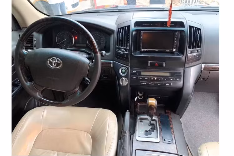 Bên dưới nắp ca-pô chiếc xe SUV Toyota Land Cruiser này là động cơ V8 dung tích 4.5L tăng áp (mã 1VD-FTV) cho công suất tối đa 260 mã lực tại 3.400 vòng/phút, và mô-men xoắn cực đại 650Nm có được tại ngay dải vòng tua rất thấp từ 1.600 - 2.600 vòng/phút nhờ đó mang lại sức kéo tối ưu cho chiếc SUV cỡ lớn. Sức mạnh được truyền xuống bốn bánh (4WD) thông qua hộp số tự động 6 cấp (6AT).