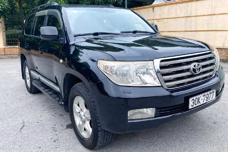 Giá xe Toyoya Land Cruiser 2007 máy dầu cũ khoảng 1,8 tỷ đồng, người mua dư sức “đập hộp” những chiếc SUV 7 chỗ cỡ trung bản full options như Toyota Fortuner máy dầu 2.8 hay Ford Everest 2.0 biturbo có giá loanh quanh khoảng 1,3 tỷ đồng. Dẫu vậy, những chiếc SUV full size như Toyota Land Cruiser hay Nissan Patrol luôn có sức hấp dẫn riêng, mà xe SUV 7 chỗ cỡ trung không thể sánh bằng. 