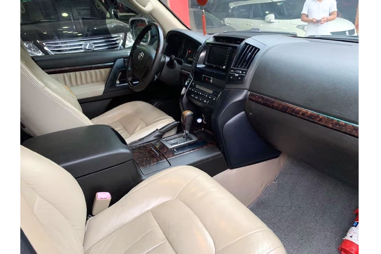 Theo nhà sản xuất, động cơ dầu 4.5L này có mức tiêu thụ nhiên liệu trung bình khoảng 10,5 lít/100km. Ngoài dòng Land Cruiser, động cơ dầu V8 4.5L (1VD-FTV) này còn được hãng xe Toyota lắp trên mẫu SUV hạng sang – Lexus LX phiên bản “450d” máy dầu được bán ở các thị trường như Nga. 