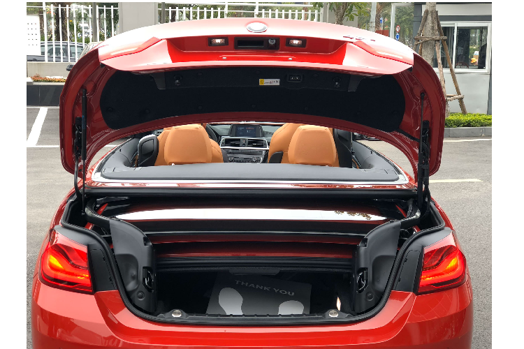 Mẫu xe BMW 420i Convertible 2019 là một sự lựa chọn dành cho các “tín đồ” của hãng BMW thích một mẫu xe mui trần mang thiết kế thể thao và sang trọng.