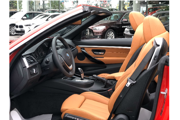 BMW 420i Convertible 2019 là một biến thể của dòng 4 Series, bao gồm sedan biến thể như sedan Gran Coupe hay Coupe. BMW 420i convertible sở hữu kích thước (DxRxC) lần lượt: 4.683 x 1.825 x 1.377 mm, đi cùng với chiều dài cơ sở của xe 2.810