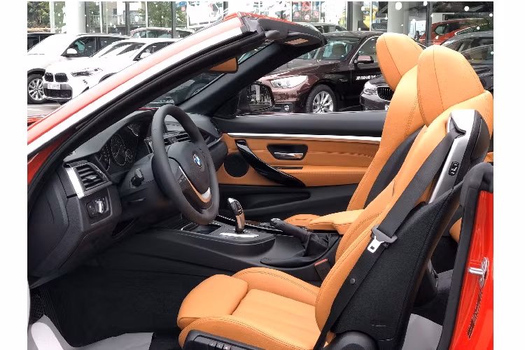 BMW 420i Convertible 2019 là một biến thể của dòng 4 Series, bao gồm sedan biến thể như sedan Gran Coupe hay Coupe. BMW 420i convertible sở hữu kích thước (DxRxC) lần lượt: 4.683 x 1.825 x 1.377 mm, đi cùng với chiều dài cơ sở của xe 2.810