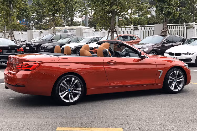 Ngoài phiên bản BMW 420i mui trần mới, dòng xe này còn có thêm phiên bản 428i mui trần sử dụng động cơ 2.0L tương tự với công suất được đẩy lên khoảng 245 mã lực. Giá xe BMW 420i Convertible được phân phối chính hãng tại Việt Nam với mức bán ra là 2,850 tỷ đồng.