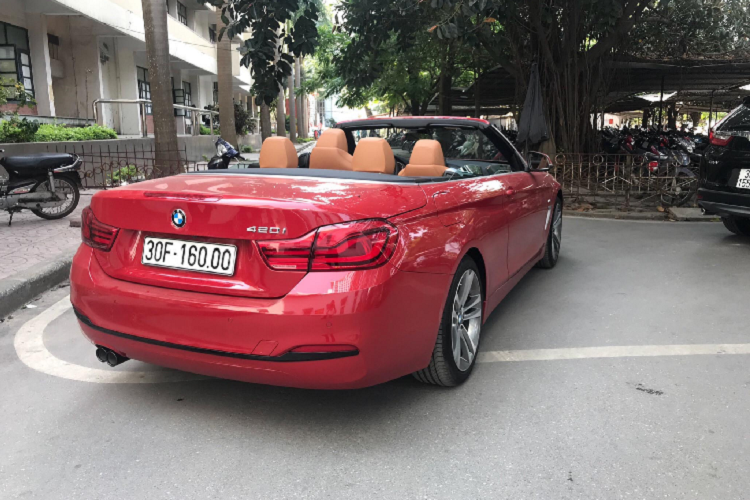BMW 420i Convertible 2019 sở hữu mui xếp loại cứng đóng mở bằng điện thông qua một nút bấm với thời gian đóng/ mở trong vòng 20 giây, đặc biệt phần mui được hãng xe BMW thiết kế để giảm tiếng ồn lọt vào trong cabin