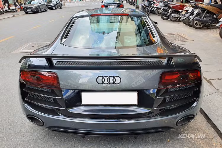 Theo công bố của nhà sản xuất, siêu phẩm Audi R8 V10 FSI Quattro với trang bị hộp số sàn có thể tăng tốc từ 0 - 100 km/h trong thời gian 3,9 giây trước khi chạm mốc 316 km/h.