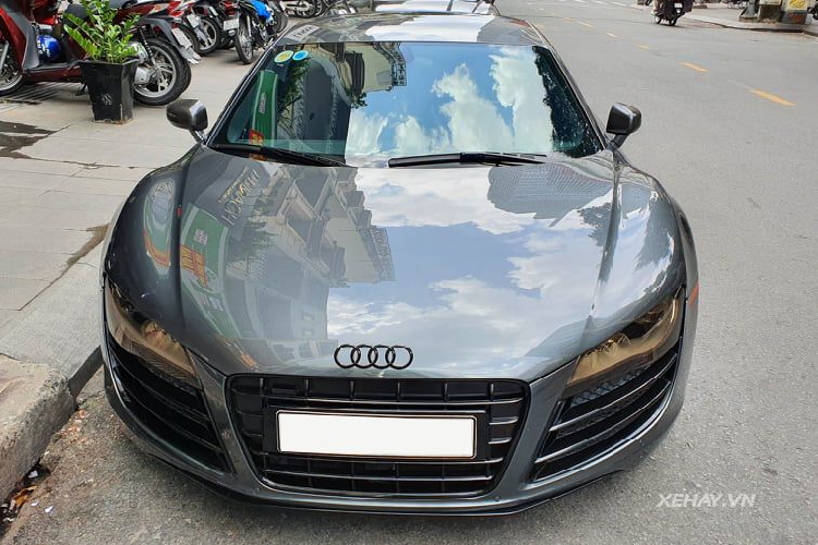 Cụ thể, trang bị "độc nhất vô vị" của chiếc Audi R8 hàng độc này chính nằm ở phần hộp số của xe. Nếu như các siêu xe hiện nay đều tử dụng hộp số tự động, hộp số ly hợp kép với lẫy chuyển số sau vô-lăng thì chiếc R8 trong bài lại sử dụng hộp số sàn 6 cấp.