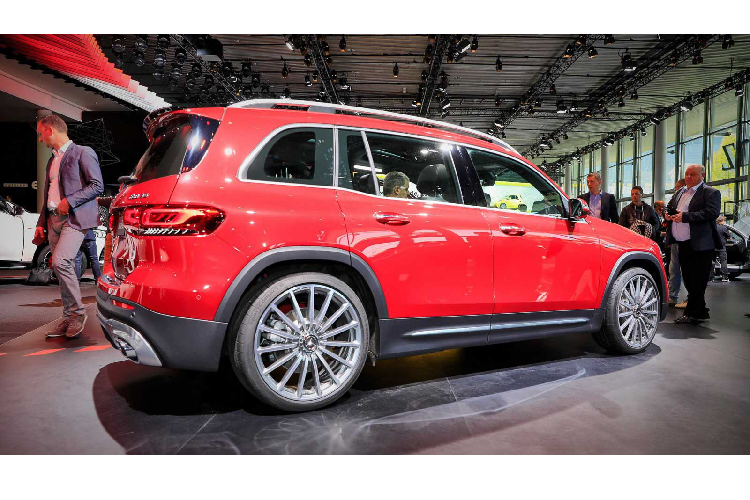 Hiện tại, options chi tiết của GLB 200 AMG tại Việt Nam chưa được tiết lộ. Nhưng bên trong cabin xe sẽ được trang bị cụm đồng hồ hỗ trợ lái &amp; màn hình cảm ứng trung tâm kỹ thuật số ‘’chạy’’ hệ điều hành MBUX cho phép người lái điều khiển bằng giọng nói, tương thích với Apple CarPlay và Android Auto.