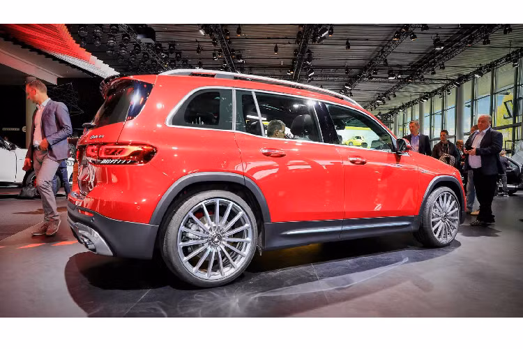 Hiện tại, options chi tiết của GLB 200 AMG tại Việt Nam chưa được tiết lộ. Nhưng bên trong cabin xe sẽ được trang bị cụm đồng hồ hỗ trợ lái &amp; màn hình cảm ứng trung tâm kỹ thuật số ‘’chạy’’ hệ điều hành MBUX cho phép người lái điều khiển bằng giọng nói, tương thích với Apple CarPlay và Android Auto.