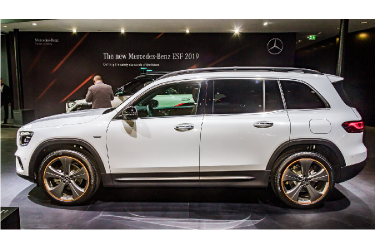 Mercedes-Benz GLB là mẫu SUV lấy nền tảng từ A-Class. Xe sở hữu 7 chỗ ngồi (5+2), nhiều tiện nghi và động cơ mạnh mẽ, hứa hẹn sẽ trở thành lựa chọn mới cho các gia đình nhỏ. Ngay từ khi ra mắt ở nước ngoài, mẫu GLB đã là một cái tên hot, nhận định sẽ gây được nhiều thiện cảm cho các khách hàng tại thị trường Việt Nam.