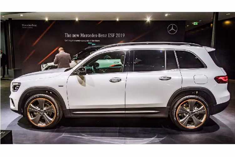 Mercedes-Benz GLB là mẫu SUV lấy nền tảng từ A-Class. Xe sở hữu 7 chỗ ngồi (5+2), nhiều tiện nghi và động cơ mạnh mẽ, hứa hẹn sẽ trở thành lựa chọn mới cho các gia đình nhỏ. Ngay từ khi ra mắt ở nước ngoài, mẫu GLB đã là một cái tên hot, nhận định sẽ gây được nhiều thiện cảm cho các khách hàng tại thị trường Việt Nam.