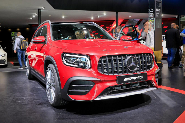 GLB sở hữu kích thước DxRxC lần lượt: 4.634 x 1.834 x 1.658 mm, đi cùng với chiều dài cơ sở 2.829 mm. Khác với GLC chỉ có 05 chỗ ngồi, GLB có 2 phiên bản là 5 chỗ và 7 chỗ. Hàng ghế thứ 3 của GLB phù hợp với 2 hành khách có chiều cao dưới 1,68 m, nhưng có lẽ phù hợp nhất vẫn là để chở trẻ nhỏ.