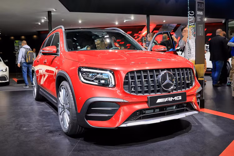 GLB sở hữu kích thước DxRxC lần lượt: 4.634 x 1.834 x 1.658 mm, đi cùng với chiều dài cơ sở 2.829 mm. Khác với GLC chỉ có 05 chỗ ngồi, GLB có 2 phiên bản là 5 chỗ và 7 chỗ. Hàng ghế thứ 3 của GLB phù hợp với 2 hành khách có chiều cao dưới 1,68 m, nhưng có lẽ phù hợp nhất vẫn là để chở trẻ nhỏ.