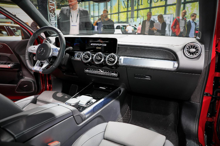 Phiên bản GLB 200 AMG sử dụng động cơ 4 xy-lanh thẳng hàng dung tích 1.3L (1.322cc) cho công suất tối đa 163 mã lực tại 5.500 vòng/phút và mô-men xoắn cực đại 250Nm có được tại dải vòng tua 1.620 – 4.000 vòng/ phút.