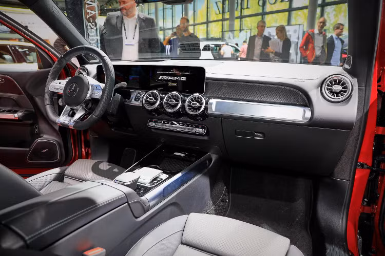 Phiên bản GLB 200 AMG sử dụng động cơ 4 xy-lanh thẳng hàng dung tích 1.3L (1.322cc) cho công suất tối đa 163 mã lực tại 5.500 vòng/phút và mô-men xoắn cực đại 250Nm có được tại dải vòng tua 1.620 – 4.000 vòng/ phút.