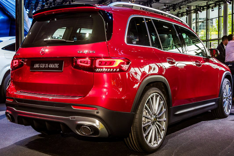 Sức mạnh được truyền xuống cầu trước (FWD) thông qua hộp số tự động ly hợp kép 7 cấp (7G DCT). Nhờ đó, chiếc crossover 7 chỗ có thể tăng tốc từ 0 – 100 km/h chỉ 9,1 giây trước khi đạt tốc độ tối đa 207 km/h. Theo ‘’Mẹc’’, GLB 200 có mức tiêu thụ nhiên liệu kết hợp (combined) từ 6.0 – 6.2 L/100 km.