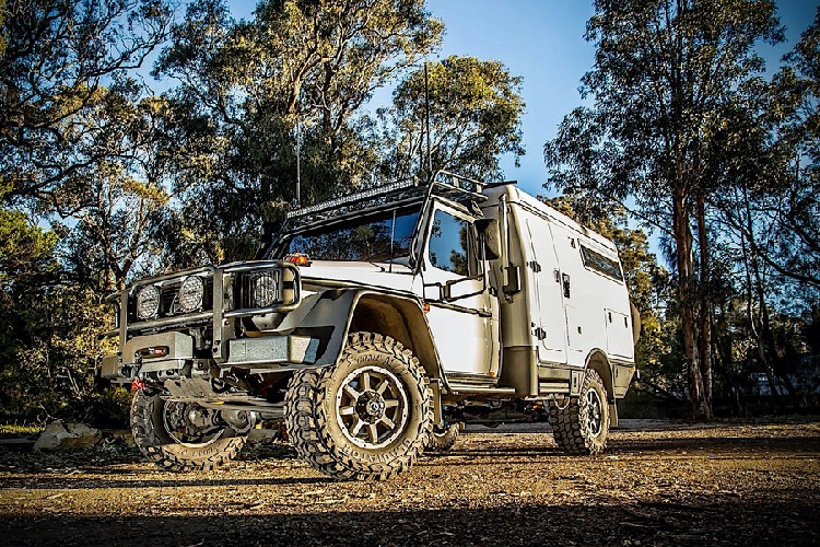 Úc là một mảnh đất vừa thú vị lại vừa đáng sợ. Trong tất cả những nơi con người hiện đang sinh sống đông đúc, Úc có lẽ là một trong những nơi thử thách nhất bởi khí hậu, địa hình, và gần như mọi yếu tố khác của nó. Tuy nhiên, những điều kiện khắc nghiệt đó cũng thường kích thích trí tưởng tượng của con người và tạo nên những phương tiện như nhà di động Mercedes-Benz trong bài viết này.