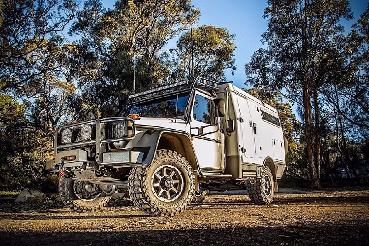 Úc là một mảnh đất vừa thú vị lại vừa đáng sợ. Trong tất cả những nơi con người hiện đang sinh sống đông đúc, Úc có lẽ là một trong những nơi thử thách nhất bởi khí hậu, địa hình, và gần như mọi yếu tố khác của nó. Tuy nhiên, những điều kiện khắc nghiệt đó cũng thường kích thích trí tưởng tượng của con người và tạo nên những phương tiện như nhà di động Mercedes-Benz trong bài viết này.