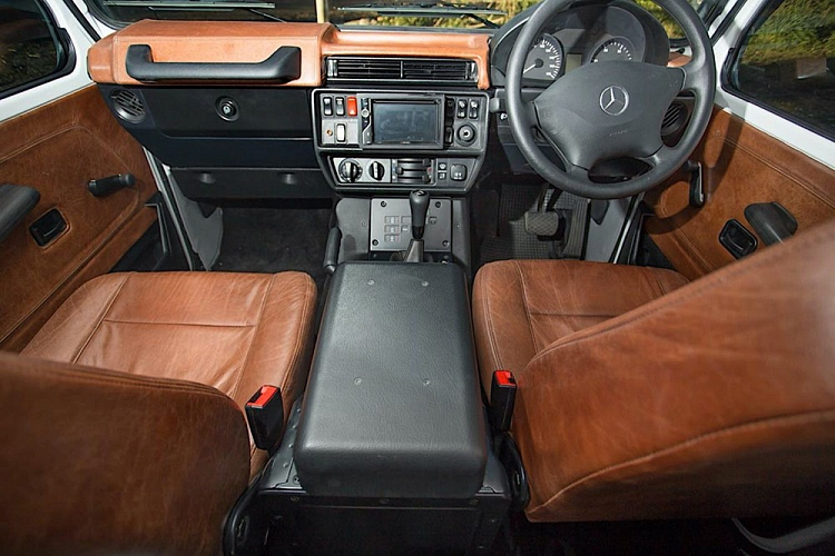 Như chúng ta có thể thấy, nó là một mẫu motorhome đủ sức xông pha vào những nơi rừng rậm hoang vu. Được chế tạo dựa trên mẫu xe Mercedes-Benz G Professional, nó là sản phẩm của một nhóm độ xe địa phương tự xưng là EarthCruiser mà suốt 25 năm qua đã cung cấp nhiều mẫu xe thám hiểm độc đáo cho người dân bản địa.