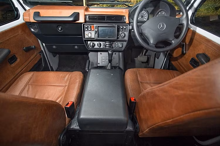 Như chúng ta có thể thấy, nó là một mẫu motorhome đủ sức xông pha vào những nơi rừng rậm hoang vu. Được chế tạo dựa trên mẫu xe Mercedes-Benz G Professional, nó là sản phẩm của một nhóm độ xe địa phương tự xưng là EarthCruiser mà suốt 25 năm qua đã cung cấp nhiều mẫu xe thám hiểm độc đáo cho người dân bản địa.