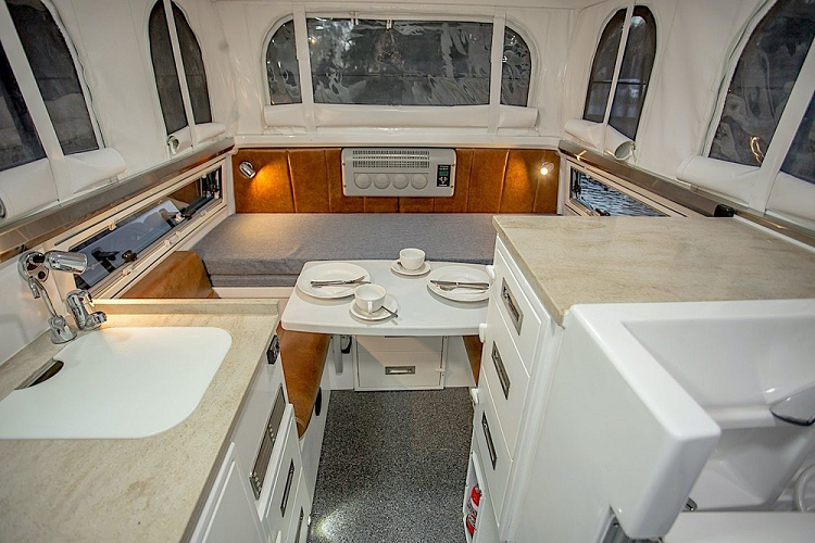 Thường hoạt động kinh doanh chuyển đổi những dạng Mitsubishi và Ford khác nhau, EarthCruiser đã giới thiệu mẫu G Professional Escape trong năm ngoái, và nó là một cỗ máy đi xa hoàn hảo nếu ai đó có nguyện vọng đi đến một nơi nào đó thật hẻo lánh để cách xa phần còn lại của thế giới.