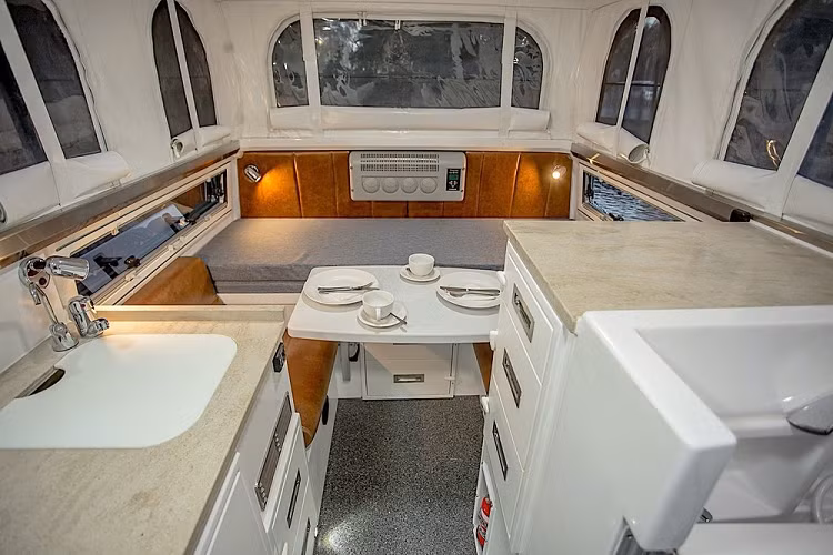 Thường hoạt động kinh doanh chuyển đổi những dạng Mitsubishi và Ford khác nhau, EarthCruiser đã giới thiệu mẫu G Professional Escape trong năm ngoái, và nó là một cỗ máy đi xa hoàn hảo nếu ai đó có nguyện vọng đi đến một nơi nào đó thật hẻo lánh để cách xa phần còn lại của thế giới.