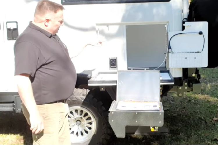 Chúng mang tới hình ảnh ở phía sau, bên sườn và cả phía trước, và được hỗ trợ bởi một dàn đèn khẩn cấp trên nóc xe.