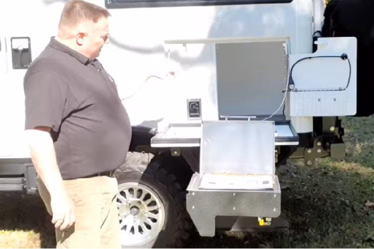 Chúng mang tới hình ảnh ở phía sau, bên sườn và cả phía trước, và được hỗ trợ bởi một dàn đèn khẩn cấp trên nóc xe.