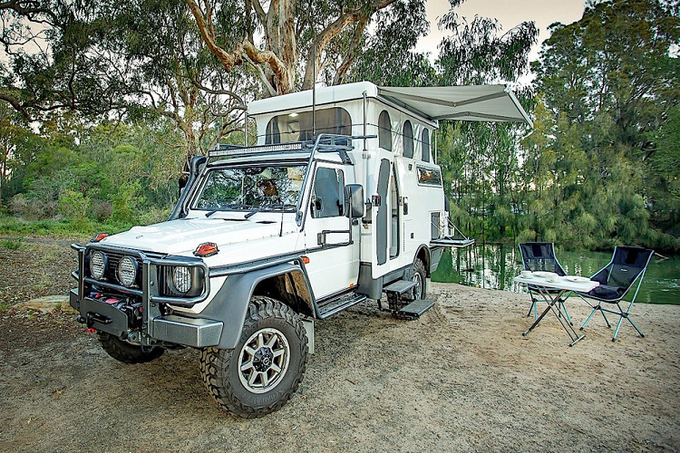 Các cụm pin lithium có nhiệm vụ cung cấp điện cho tất cả những trang bị bổ sung trên xe, và có thể được sạc bởi năng lượng mặt trời. Bên cạnh đó, chúng cũng cung cấp điện cho những tính năng khác như phòng trên nóc, bậc cửa và tấm che nắng. Dựa theo Expedition Portal, giá xe Mercedes-Benz G Professional Escape là hơn 200.000 USD (khoảng 4,7 tỷ đồng).