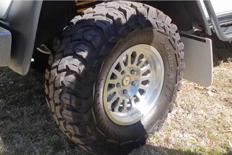 Trên khía cạnh an toàn, ngoại trừ việc trông cứng cấp như có thể chống đạn, Escape có lắp đặt nhiều camera mà có thể truy cập qua một màn hình cảm ứng gắn ở vị trí gương chiếu hậu.