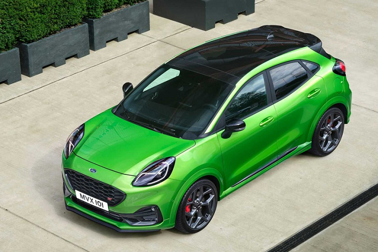 Các kỹ sư của Ford đã điều chỉnh hệ thống lái để giúp xe nhanh hơn gần 25% so với Puma tiêu chuẩn, mở rộng phanh trước lên 17% để tăng hiệu suất phanh. Đặc biệt, hệ thống ống xả cũng được cải tiến cho âm thanh hấp dẫn hơn, nhưng đồng thời cũng êm ái hơn 1 dB so với Fiesta ST.