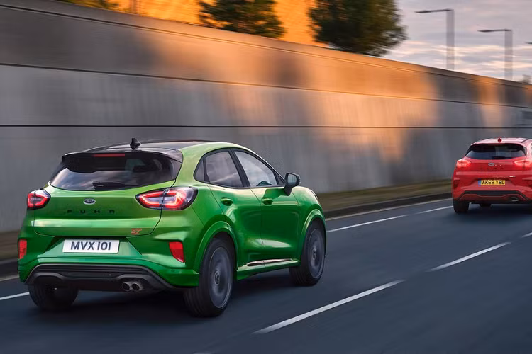 Hệ thống treo của Ford Puma ST cũng cứng hơn 40% so với Fiesta ST và 50% so với Puma tiêu chuẩn. Thanh chống lật trước và sau góp phần cải thiện độ ổn định của chiếc crossover.