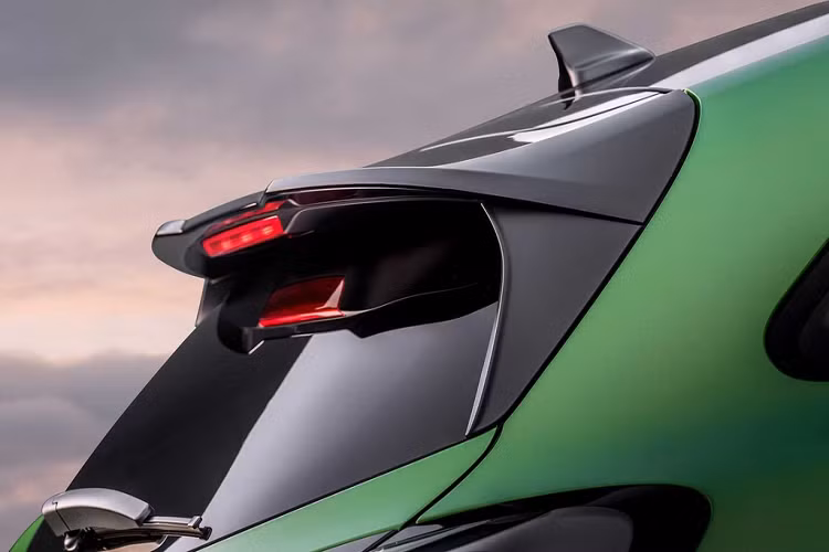 Ở ngoại hình, Ford Puma ST được trang bị tiêu chuẩn mâm 19 inch, đi kèm với lốp Michelin Pilot Sport 4S. Xe có tùy chọn 6 màu ngoại thất, trong đó có màu xanh lá Mean Green độc quyền của dòng ST. Mui xe, viền lưới tản nhiệt, ốp sườn, ốp gương chiếu hậu và cánh gió sau được sơn đen bóng.