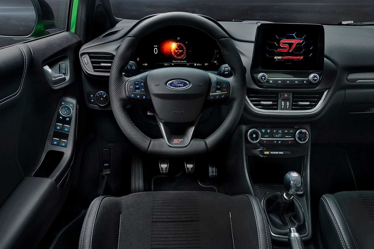 Bên trong cabin, Ford Puma ST 2021 có hàng ghế trước Recaro ôm sát người ngồi, là một phần trong gói trang bị thể thao. Vô lăng đáy phẳng và cần số tròn ST đặc trưng. Logo ST cũng được trang trí ở nhiều nơi trong nội thất như bệ cửa, tựa đầu, màn hình chào.