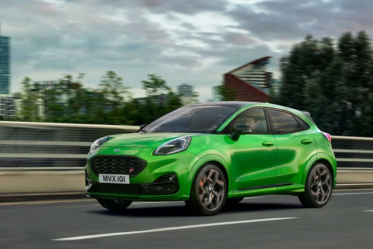 Ford Puma ST có khả năng bứt tốc 0-100 km/h trong 6,7 giây, chậm hơn Fiesta ST 0,2 giây do có khối lượng nặng hơn. Tốc độ tối đa mà mẫu crossover đô thị có thể đạt được là 220 km/h, trong khi Fiesta ST là 232 km/h.