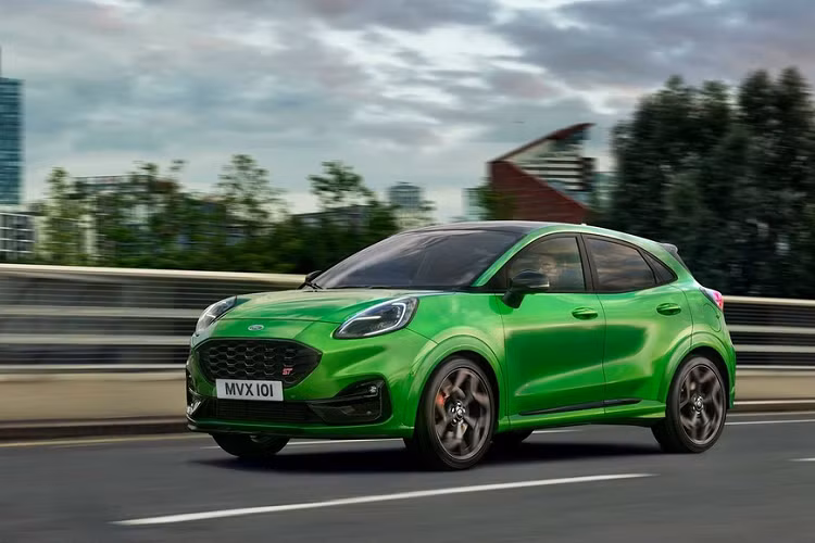 Ford Puma ST có khả năng bứt tốc 0-100 km/h trong 6,7 giây, chậm hơn Fiesta ST 0,2 giây do có khối lượng nặng hơn. Tốc độ tối đa mà mẫu crossover đô thị có thể đạt được là 220 km/h, trong khi Fiesta ST là 232 km/h.